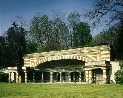 フランス、シャトー（イヴリーヌ）。泉を収容するために建てられたニンフ・ド・スフロ（Nymphee de Soufflot）。1774年から1777年にかけてのスフロ（パンテオンの建築家）の建築。 作： Jacques Germain Soufflot