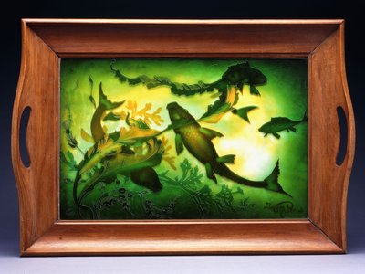 葉の中で泳ぐ魚を描いた二重のオーバーレイとエッチングされたガラストレイ、1905年頃（ガラス、木） 作： Jacques Gruber