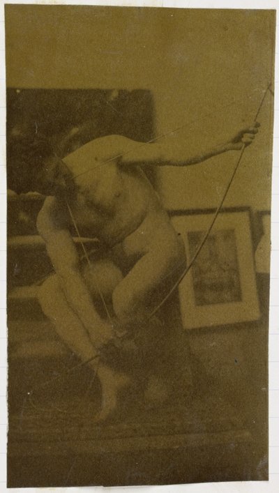 Jacques de Lalaing のスタジオで、弓を手にしゃがんで正面から見た裸の男性モデルの習作 作： Jacques Lalaing (attributed to)
