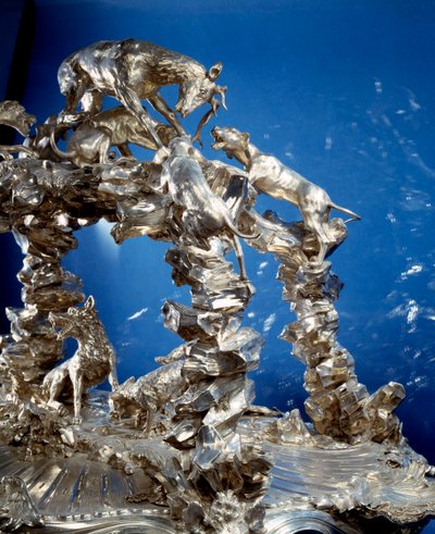 ブルボン公爵ルイ・アンリによるテーブル、コンデ公爵、ジャック・ニコラ・ロエティエ（1736-1788）による銀製の狩猟シーンの彫刻がほとんどです。1736.パリ、ルーヴル美術館 作： Jacques Nicolas Roettiers