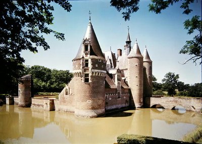 1480-1502年に建てられたムーラン城の眺め 作： Jacques de Persigny