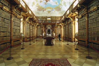 ヤーコプ・プランタウアー（1660-1726）の計画で実現したメルク修道院の図書館の様子。18世紀初頭オーストリア 作： Jakob Prandtauer
