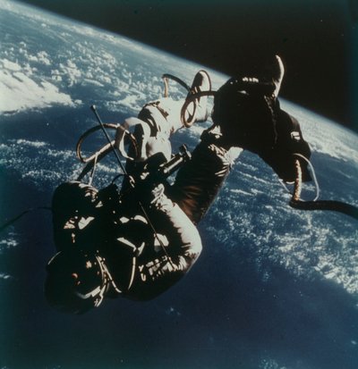 宇宙飛行士エドワード ホワイトは、1965 年 6 月 3 日、アメリカで最初の船外活動を行います。 作： James A McDivitt