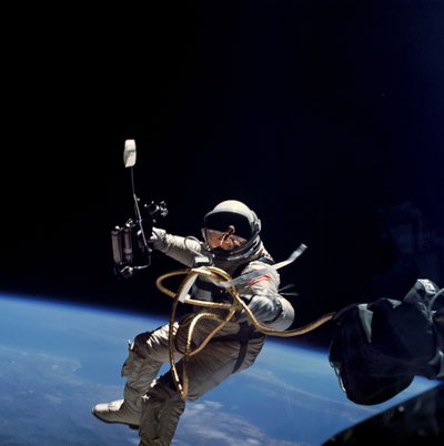 エド・ホワイトは、1965年に米国で最初の船外活動を行いました. 作： James A McDivitt