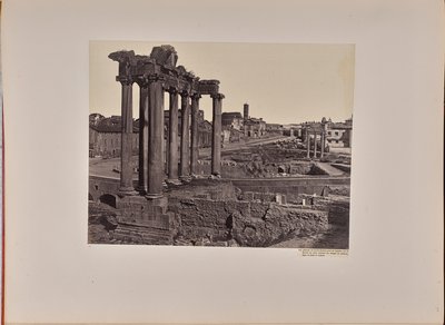 カピトリーノの丘から見たフォロ・ロマーノの全景、前景にサトゥルヌス神殿の8本の柱、背景にコロッセオ 作： ジェームズ・アンダーソン