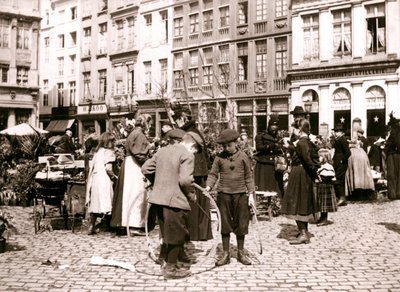 1898年、ロッテルダムの市場でフープを持つ少年。 作： James Batkin