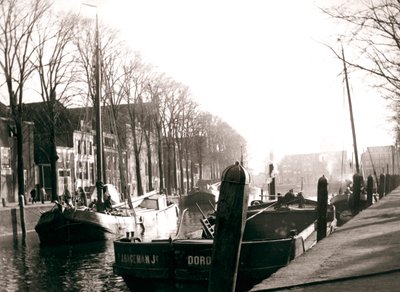 運河のボート、ドルドレヒト、オランダ、1898年。 作： James Batkin