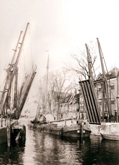 運河橋とボート、ドルドレヒト、オランダ、1898年。 作： James Batkin