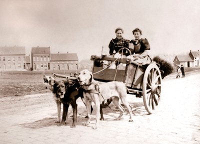 アントワープのカートで女性を引っ張っている犬、1898年。 作： James Batkin