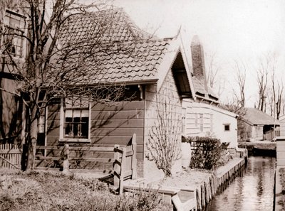 運河沿いの家、ブローク、オランダ、1898年。 作： James Batkin
