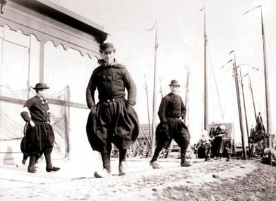 伝統的な衣装を着た男性、マルケン島、オランダ、1898 作： James Batkin
