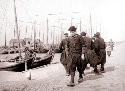 伝統的な衣装を着た男性、マルケン島、オランダ、1898 作： James Batkin