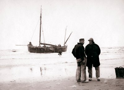 海岸沿いの男性、オランダ、スヘフェニンゲン、1898年。 作： James Batkin