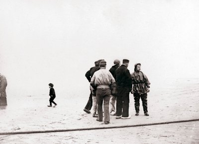 海岸沿いの男性、オランダ、スヘフェニンゲン、1898年。 作： James Batkin