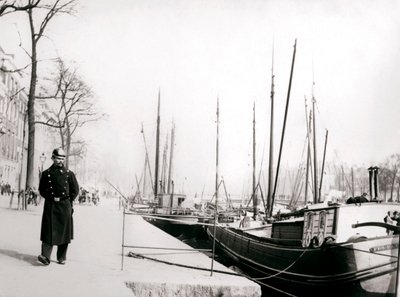 運河沿いの警官、ロッテルダム、1898年。 作： James Batkin