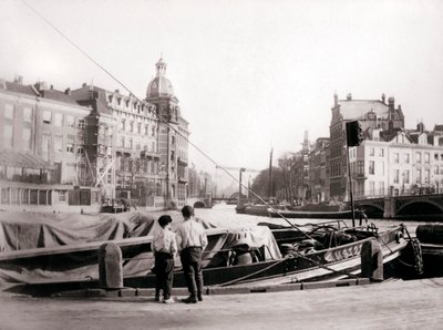 運河沿いの2人の男の子、ロッテルダム、1898年。 作： James Batkin