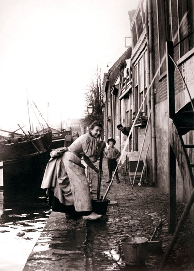 通りを拭く女、ドルドレヒト、オランダ、1898年。 作： James Batkin