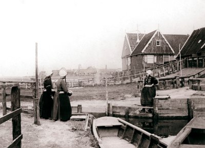 伝統的な衣装を着た女性、マルケン島、オランダ、1898 作： James Batkin