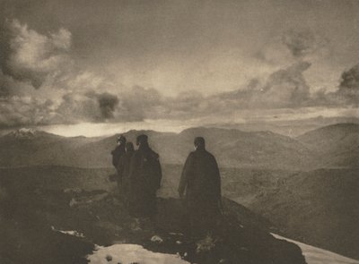カメラワーク。暗い山」1904年 作： James Craig Annan