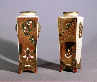 日本のコバルトと粘土の採掘を描いた和風花瓶のペア、ウスター 作： James Hadley