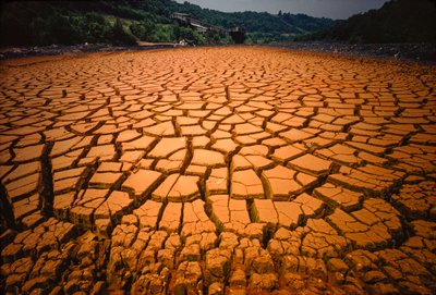 炭鉱の酸やその他の廃棄物によって汚染され、むき出しになった池の底......。 作： James L Stanfield