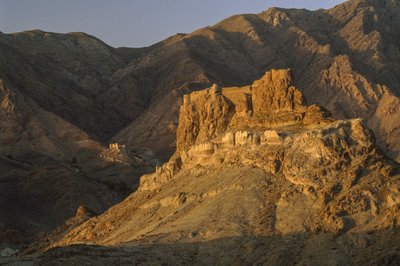 かつて過激派一派アサシンが使用していた廃墟の要塞。イラン北部セムナーン近郊。 作： James L Stanfield