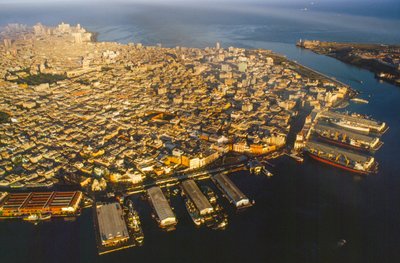ハバナ旧市街、ハバナ港、プエルト運河、バイア・デ・ラ・ハ...の航空写真。 作： James L Stanfield