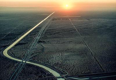 燃えるような太陽が西に沈むオール・アメリカン運河の航空写真。運河... 作： James L Stanfield