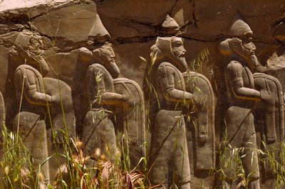 ペルセポリスの入り口にある古代ペルシャ戦士の浮き彫り。イラン、ペルセポリス。 作： James L Stanfield
