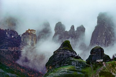 14世紀の修道院、霧に包まれた岩層。メテオラ修道院 作： James L Stanfield