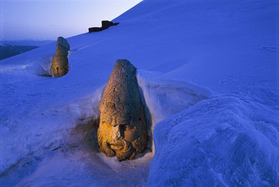 雪に埋もれたネムルト・ダギの葬祭モニュメント。ネムルト・ダギ、ネムルト山、トルコ 作： James L Stanfield