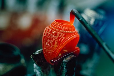 年間数百万個生産される金の指輪が、必要とされる金の多くを占める。クラス... 作： James L Stanfield
