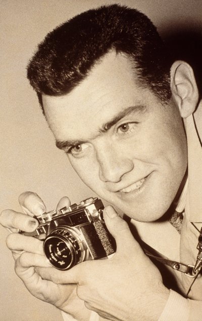 ミルウォーキー・ポストの写真家、ジェームス・L・スタンフィールド。ウィスコンシン州ミルウォーキー。彼が持っているのは... 作： James L Stanfield