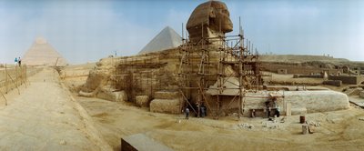 エジプトの大スフィンクスの台座を再建する修復家のパノラマ。エジプト、ギザ。 作： James L Stanfield