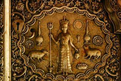 銀の扉に描かれたバグワティ・カルニジ女神の脇には、ネズミの彫刻が施されている。デスノーク、ラージ... 作： James L Stanfield