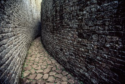 グレート・ジンバブエの遺跡は西暦1250年の間に建設された。 作： James L Stanfield