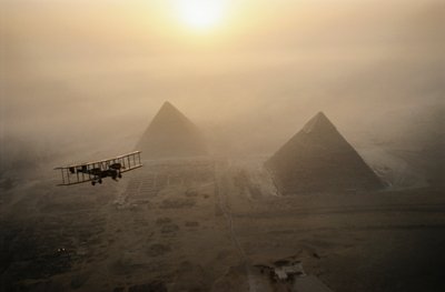 霧に覆われたピラミッドの上空を飛ぶヴィンテージ飛行機ヴィミー。 作： James L Stanfield