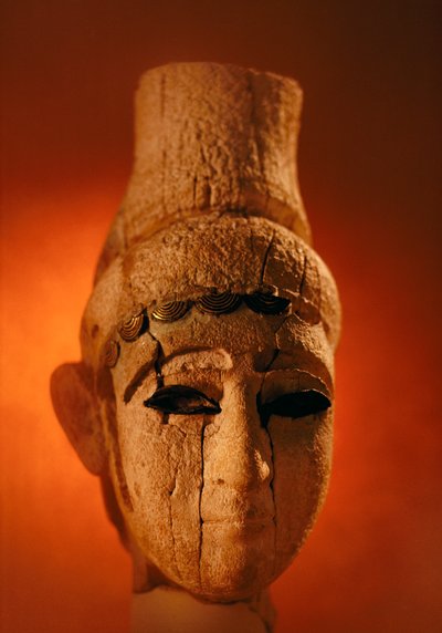 このウガリト彫刻の肖像は頭部だが、性別や階級は不明のまま。シリア、ダマスカス。 作： James L Stanfield