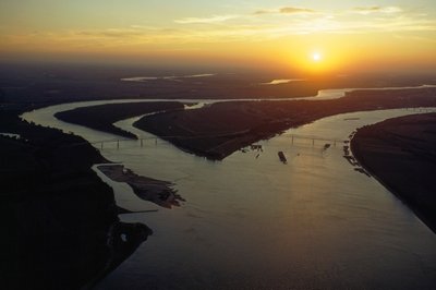 オハイオ川とミシシッピ川の合流地点の航空写真。イリノイ州カイロ。 作： James L Stanfield