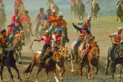 ウランバートル近郊で開催された夏祭りの競馬に参加する若者たち。 作： James L Stanfield