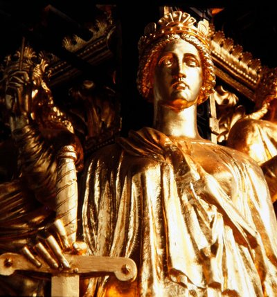 1876年に完成したアルバート・メモリアルの天蓋塔から、四大徳目の一つである「正義」を見る（金色のブロンズ製） 作： James Redfern