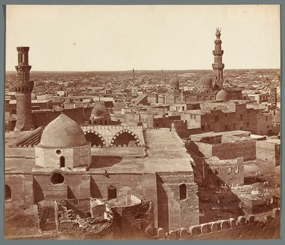 エジプト。カイロ。全景――背景にはマドラサと、ウム・アス・スルタン・シャアバン（1368-69年）の霊廟が見える 作： James Robertson