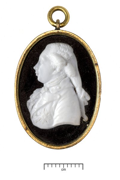 ジョージIV、プリンスオブウェールズ、c.1790（金色の金属フレームの白いガラス） 作： James Tassie