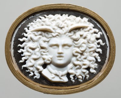メデューサの頭」 ジェームズ・タッシー（1735-1799）の工房。色ガラス、金箔貼りの紙 作： James Tassie