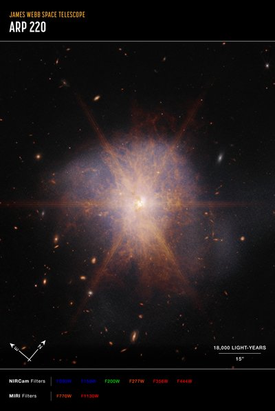 アープ220（NIRCamとMIRIのコンパス画像） 作： James Webb Space Telescope (NASA)