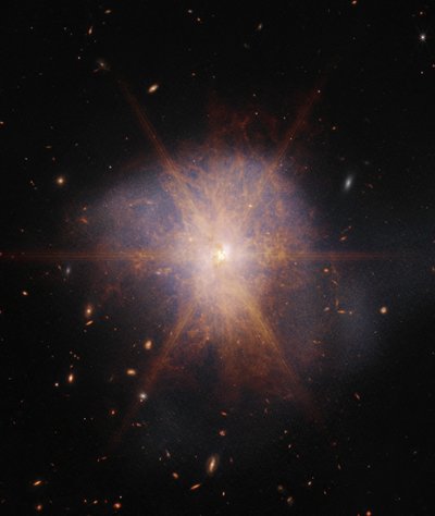 アープ220（NIRCamとMIRIの画像） 作： James Webb Space Telescope (NASA)