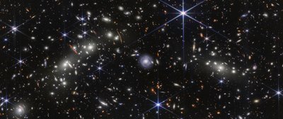 弾丸状星団（NIRCamによる画像） 作： James Webb Space Telescope (NASA)