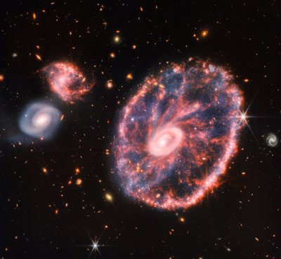 側転銀河 (NIRCam と MIRI の合成画像) 作： James Webb Space Telescope (NASA)