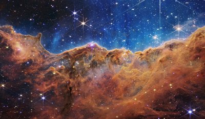 カリーナ星雲の宇宙の崖 (NIRCam 画像) 作： James Webb Space Telescope (NASA)