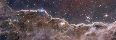 カリーナ星雲の宇宙の崖 (NIRCam と MIRI の合成画像) 作： James Webb Space Telescope (NASA)